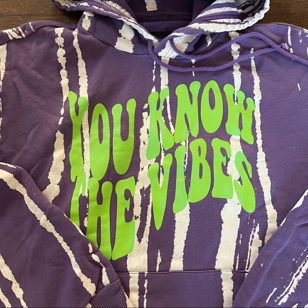 YOU KNOW THE VIBE DRIP PAINT CROPPED HOODIE